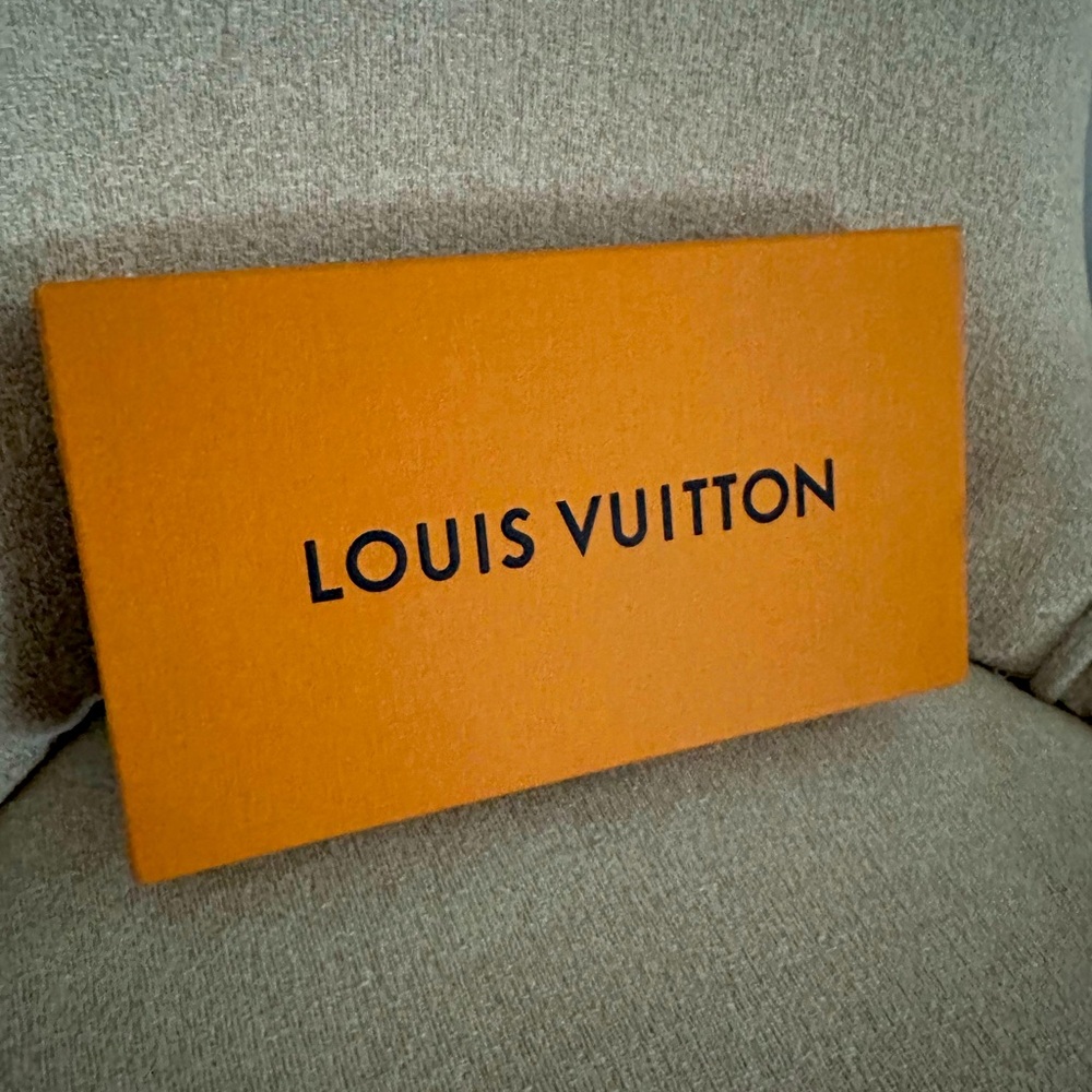 Louis Vuitton scarf, featuring a beautiful blend of soft cream and pink hues!